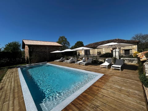 Property building, Patio, Day, Pool view, Swimming pool, sunbed