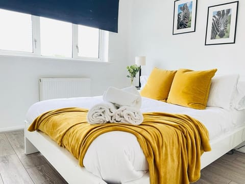 Bed, Bedroom, heating, towels