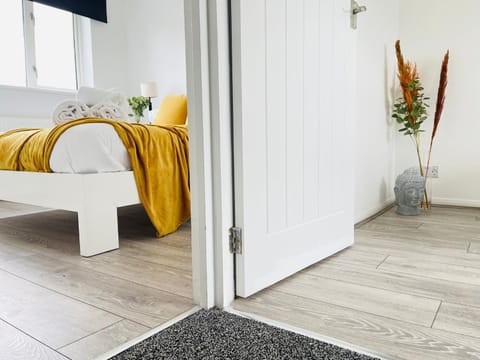 Bed, Bedroom, heating, towels