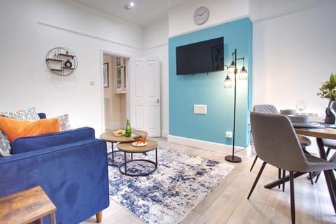 Communal lounge/ TV room, TV and multimedia, Living room, Seating area, Dining area