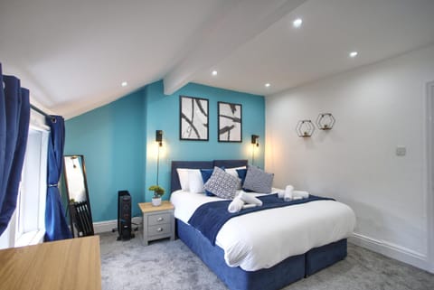 Bed, TV and multimedia, Living room, Photo of the whole room, Bedroom