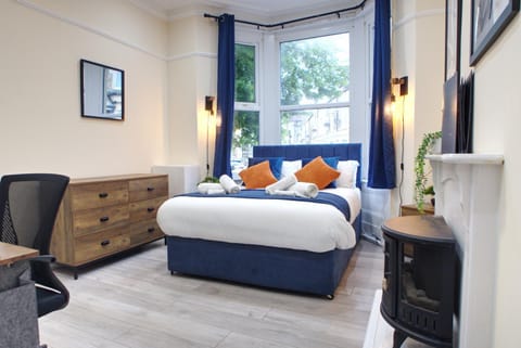 Bed, Photo of the whole room, Seating area, Bedroom