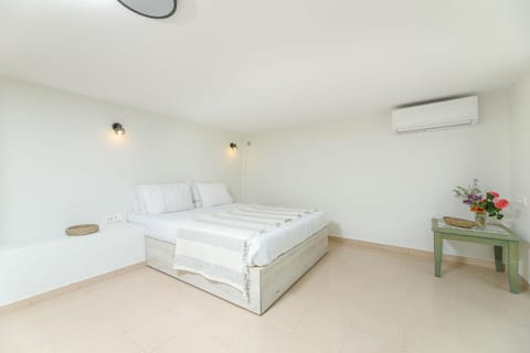 Bed, Photo of the whole room, Bedroom, air conditioner