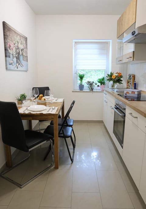 Kitchen or kitchenette, Dining area, kitchen