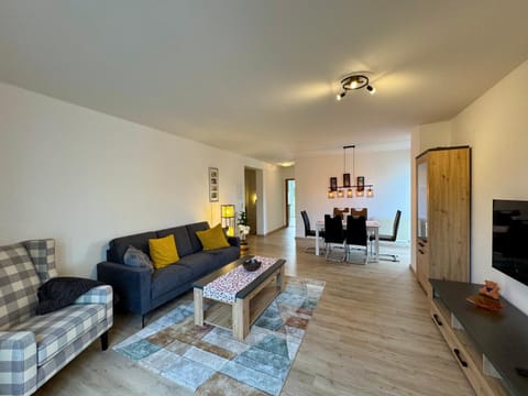 TV and multimedia, Living room, Seating area, Evening entertainment