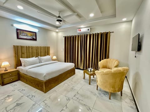 Bed, TV and multimedia, Living room, Photo of the whole room, Seating area, Bedroom