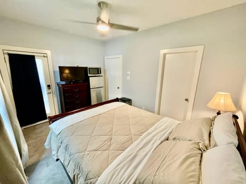 Bed, Kitchen or kitchenette, Photo of the whole room, Bedroom