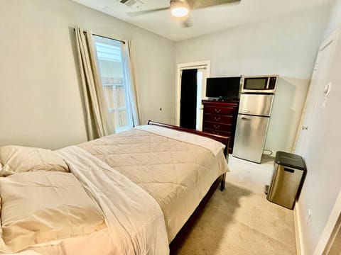 Bed, TV and multimedia, Kitchen or kitchenette, Photo of the whole room, Bedroom, air conditioner