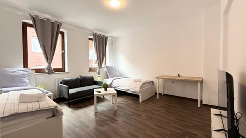 Bed, TV and multimedia, Living room, Photo of the whole room, Seating area, Evening entertainment, Bedroom