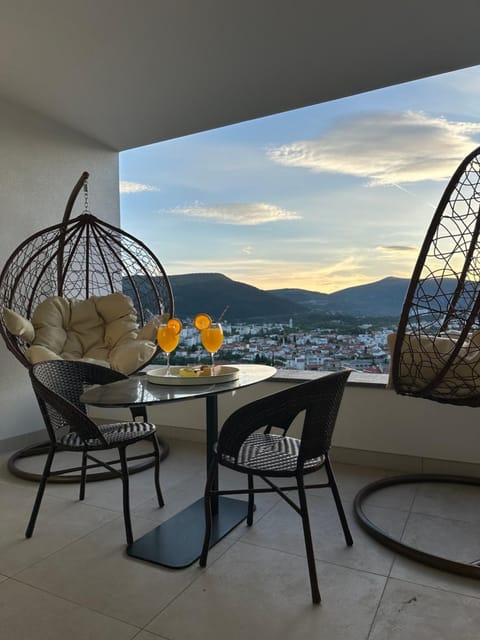 Day, View (from property/room), Balcony/Terrace, Seating area, Dining area, Mountain view