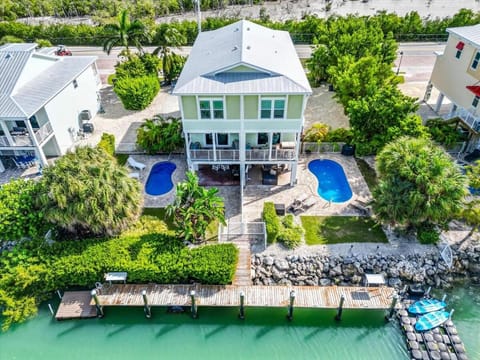 Adventures in Sombrero - Waterfron Pool Home, 26' Dock House in Marathon