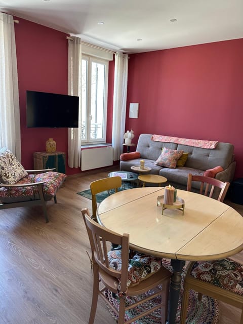 Communal lounge/ TV room, TV and multimedia, Living room, Dining area