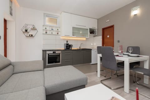 Coffee/tea facilities, Kitchen or kitchenette, oven, stove, toaster, air conditioner