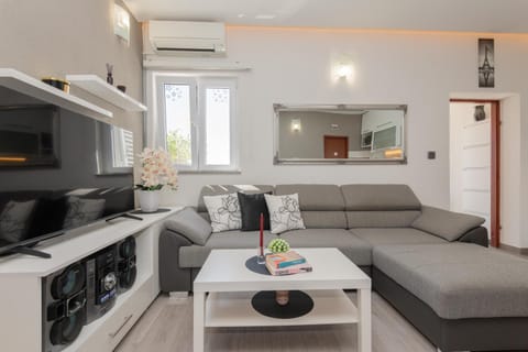 TV and multimedia, Living room, air conditioner