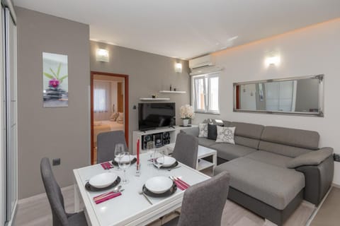 TV and multimedia, Living room, Seating area, Dining area, Evening entertainment