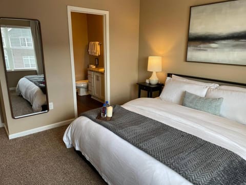 Retreat At The Charles Fast WiFi WasherDryer Apartment in Hilliard