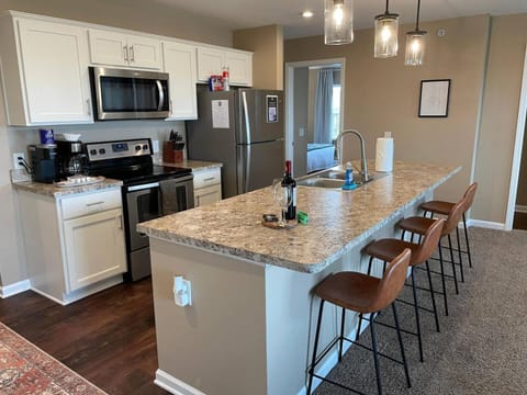 Retreat At The Charles Fast WiFi WasherDryer Apartment in Hilliard