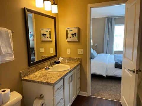 Retreat At The Charles Fast WiFi WasherDryer Apartment in Hilliard