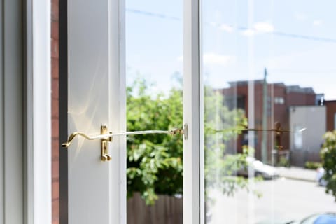 Modern Comfort 2-bedroom hideaway in Balfour House in Launceston