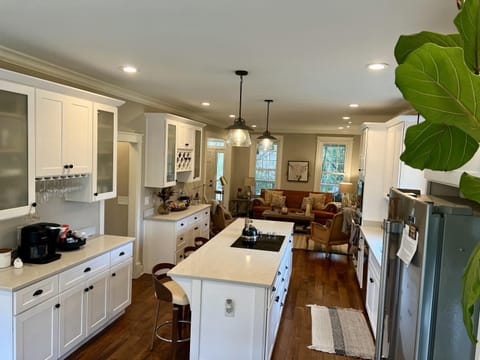 Kitchen or kitchenette, Living room, Seating area, Dining area, dishwasher, oven, pet friendly, stove