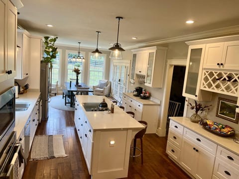 Kitchen or kitchenette, Dining area, dishwasher, oven, pet friendly, stove, toaster