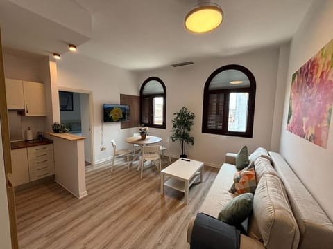 TV and multimedia, Kitchen or kitchenette, Living room, Photo of the whole room, Seating area