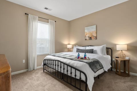 Cozy Dublin 2BR 1st Floor Easy Free Parking! Apartment in Hilliard