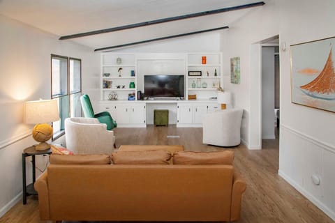 Purple Parrot House in Keuka Lake