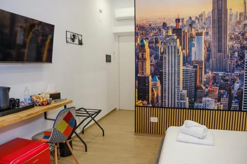 Bed, TV and multimedia, Photo of the whole room, towels