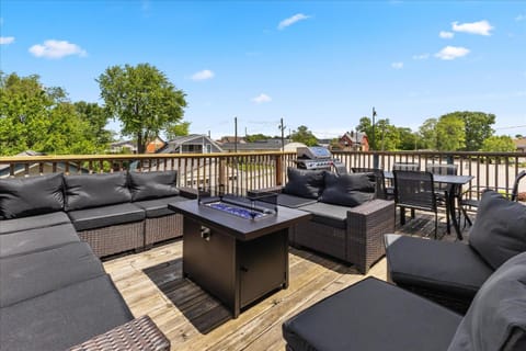 Huge Downtown Retreat with Free Parking House in Indianapolis