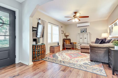 Farmhouse with Backyard Barn-Close River Access! House in New Braunfels