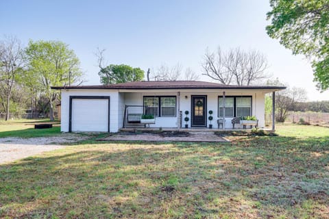 Farmhouse with Backyard Barn-Close River Access! House in New Braunfels
