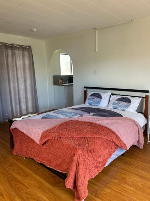 Granny House for rent Campground/ 
RV Resort in Auckland