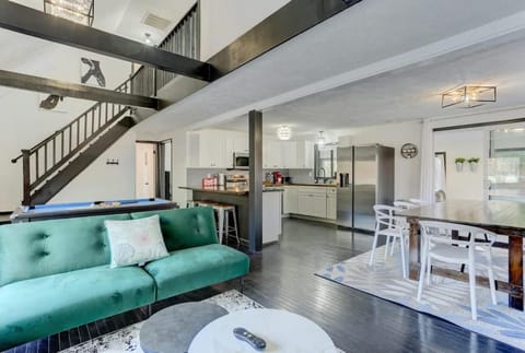 Modern 4 Bedroom Home with Sauna and Game Room in Gated Lake Community House in Stroud Township