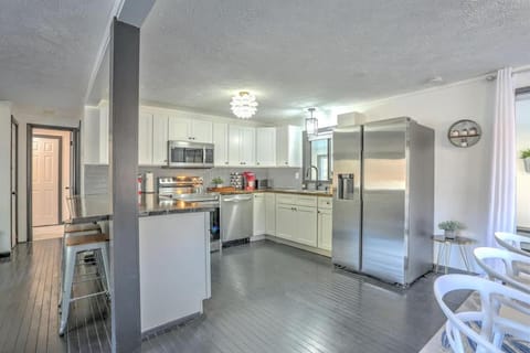 Modern 4 Bedroom Home with Sauna and Game Room in Gated Lake Community House in Stroud Township