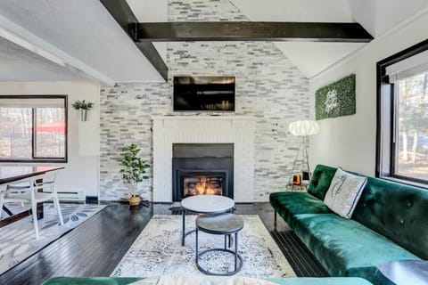 Modern 4 Bedroom Home with Sauna and Game Room in Gated Lake Community House in Stroud Township