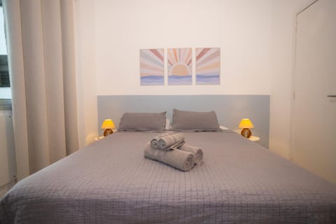 Bed, Bedroom, towels