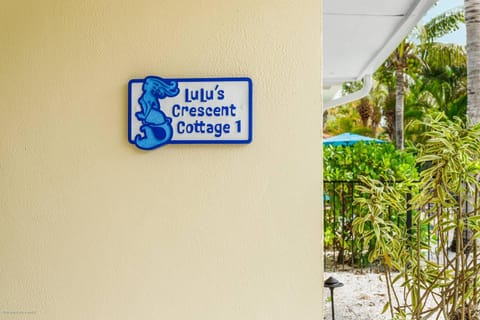 Lulu's Crescent Cottages - Entire two unit complex House in Siesta Beach