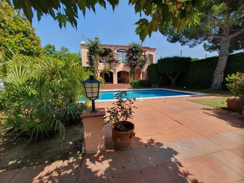 Property building, Day, Garden, Garden view, Pool view, Swimming pool, sunbed