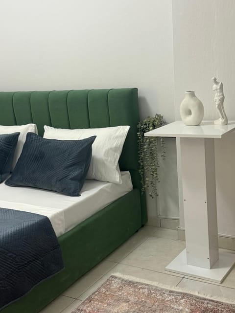 Bed, Seating area