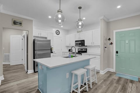 4 Bedroom modern condo with community pool House in Surf City