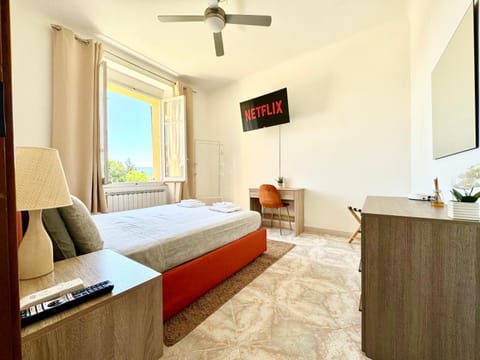 Bed, TV and multimedia, Photo of the whole room, Bedroom, wardrobe