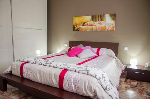 Staff, Bed, View (from property/room), Photo of the whole room, Garden view, Family