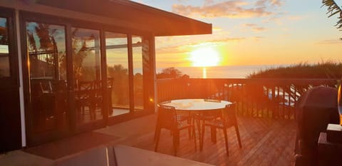 G SPOT UPPER LEVEL with spa Apartment in Raglan
