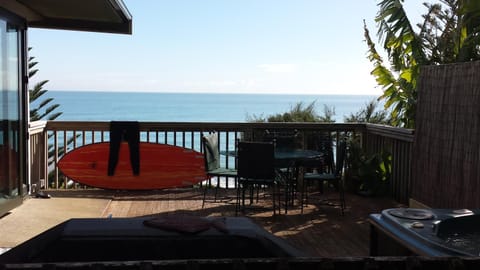 G SPOT UPPER LEVEL with spa Apartment in Raglan