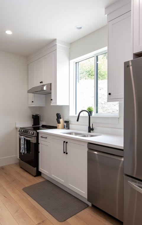 Lakeside Living New 1 Bedroom Retreat Apartment in Lake Cowichan