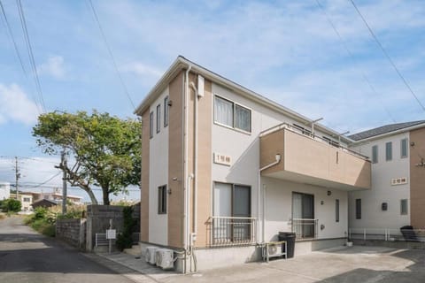 Property building, Day, Neighbourhood, Balcony/Terrace