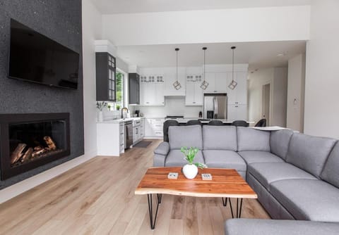 Lakeside Living New 3 Bedroom Retreat Apartment in Lake Cowichan