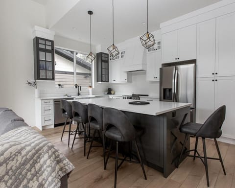 Lakeside Living New 3 Bedroom Retreat Apartment in Lake Cowichan