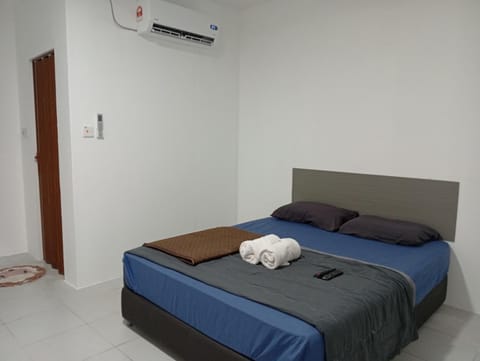 Bed, Photo of the whole room, Bedroom, towels, air conditioner